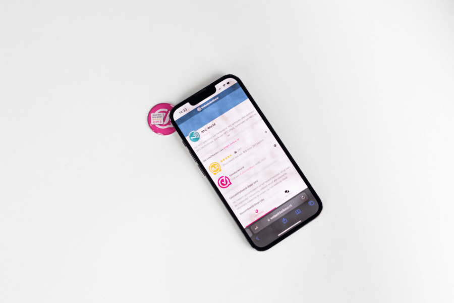Autocolant de evaluare WebwinkelKeur cu telefon